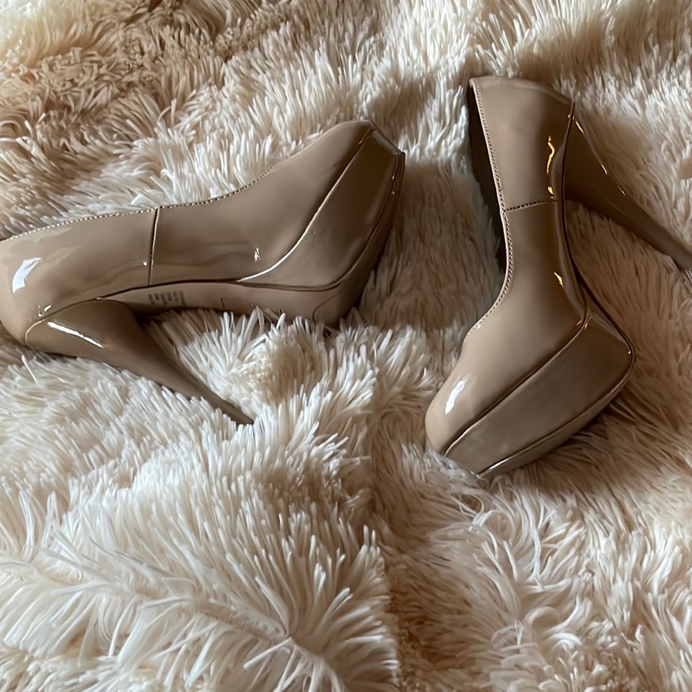 Nude platform stiletto pumps size 7w